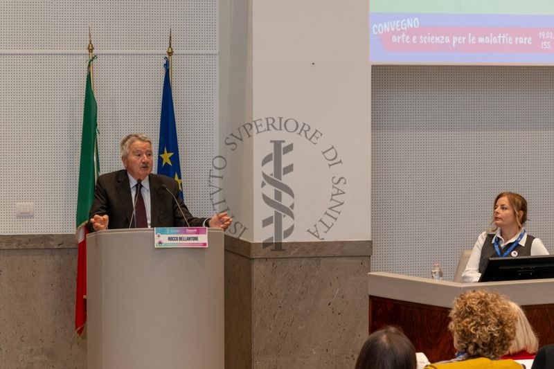 Intervento del Prof. Rocco Bellantone, Presidente dell'Istituto Superiore di Sanità (a sinistra). A destra la Dott.ssa Amalia Egle Gentile, responsabile del Laboratorio di Health Humanities, Centro Nazionale Malattie Rare dell'Istituto Superiore di Sanità