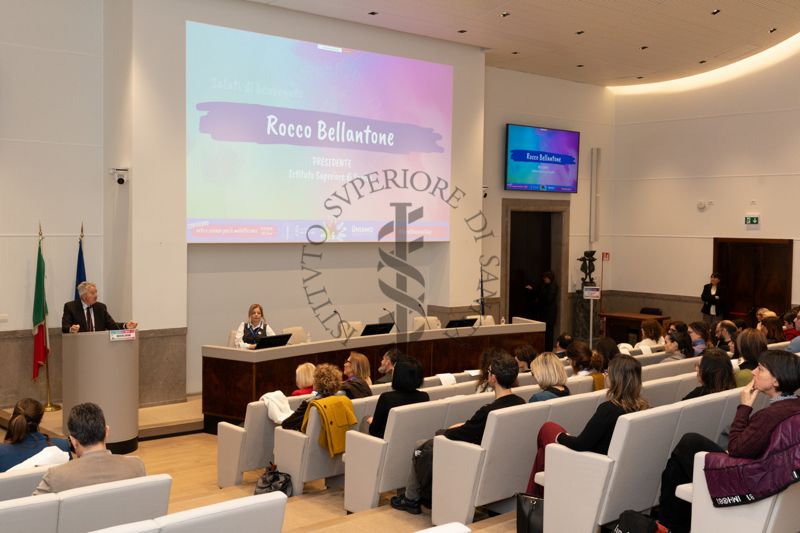 Panoramica sui i partecipanti al Convegno "Arte e Scienza per le Malattie Rare" durante l'intervento del Prof. Rocco Bellantone, Presidente dell'Istituto Superiore di Sanità