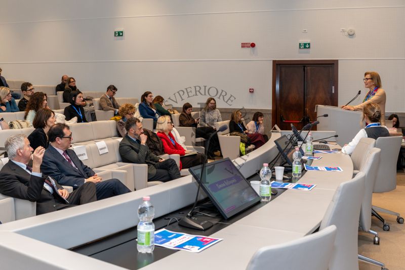 Intervento delia  Dott.ssa Simona Bellagambi, Vicepresidente di EURODIS Rare Diseases Europe. in prima fila il Prof. Rocco Bellantone, Presidente dell'Istituto Superiore di Sanità (primo da sinistra) e il Dott. Andrea Piccioli, Direttore Generale dell'Istituto Superiore di Sanità (secondo da sinistra)