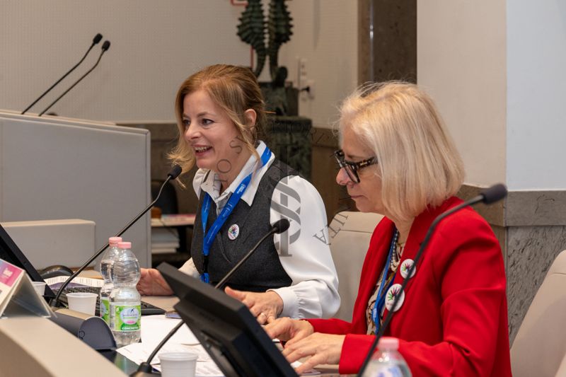 Intervento della Dott.ssa Amalia Egle Gentile, responsabile del Laboratorio di Health Humanities, Centro Nazionale Malattie Rare dell'Istituto Superiore di Sanità (a sinistra). A destra la Dott.ssa Annalisa Scopinaro, Presidente della Federazione Italiana Malattie Rare