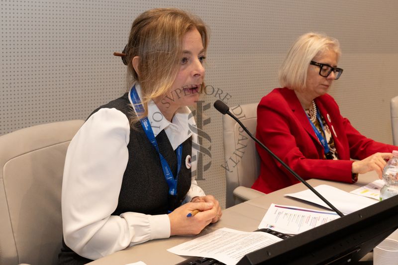Intervento della Dott.ssa Amalia Egle Gentile, responsabile del Laboratorio di Health Humanities, Centro Nazionale Malattie Rare dell'Istituto Superiore di Sanità (a sinistra). A destra la Dott.ssa Annalisa Scopinaro, Presidente della Federazione Italiana Malattie Rare
