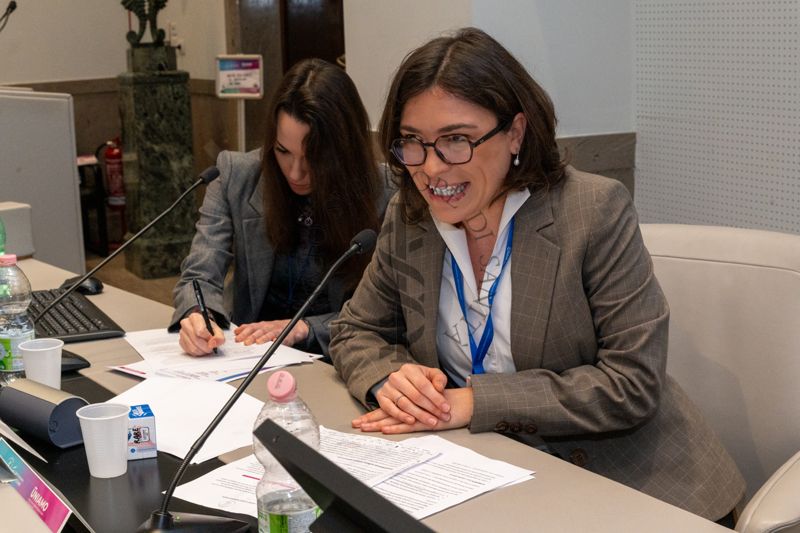Intervento della Dott.ssa Eleonora Desogus del PRE-Servizio Formazione dell'Istituto Superiore di Sanità. Alle sue spalle la Dott.ssa Lucrezia Micheli del progetto Pharma-HUB dell'Istituto Superiore di Sanità