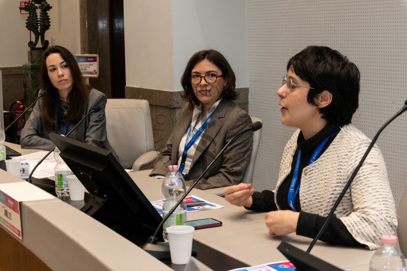 Intervento di Norma Fella, autrice e producer di audiowalk, podcast e spettacoli (a destra). Con lei la Dott.ssa Eleonora Desogus del PRE-Servizio Formazione dell'Istituto Superiore di Sanità (al centro) e la Dott.ssa Lucrezia Micheli del progetto Pharma-HUB dell'Istituto Superiore di Sanità (a sinistra)