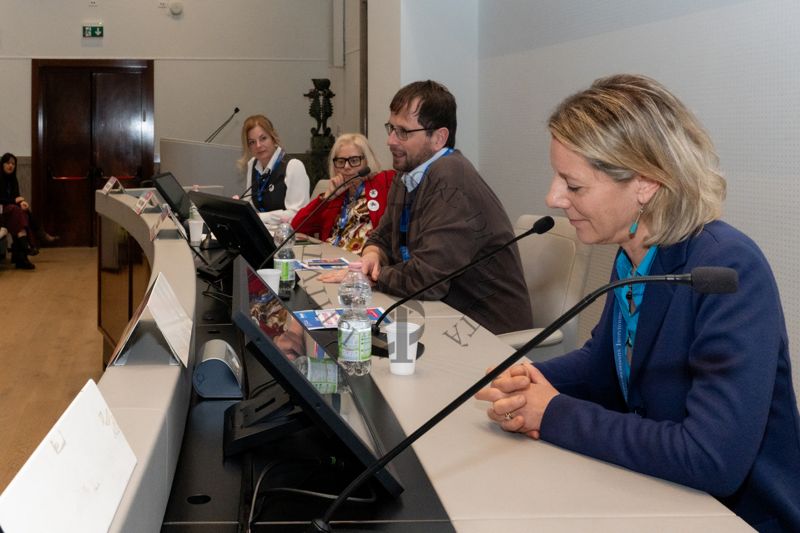 Intervento del Dott. Guido Gigante, ricercatore del Centro Protezione dalle Radiazioni e fisica computazionale dell'Istituto Superiore di Sanità (terzo da sinistra). Con lui la Dott.ssa Amalia Egle Gentile, responsabile del Laboratorio di Health Humanities, Centro Nazionale Malattie Rare dell'Istituto Superiore di Sanità (prima da sinistra), la Dott.ssa Annalisa Scopinaro, Presidente della Federazione Italiana Malattie Rare (seconda da sinistra) e la Dott.ssa Paola Ferrari del Servizio Comunicazione Scientifica, Coordinatrice del Fondo Rari della Biblioteca dell'ISS (quarta da sinistra)