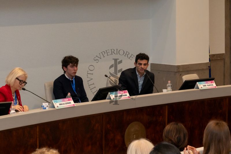 Intervento di due "Giurati Junior" (secondo e terzo da sinistra) scelti direttamente da UNIAMO Federazione Italiana Malattie Rare per valutare e premiare contest e opere, come i Rare Reels, che raccontano storie di inclusione, resilienza e scienza. Con loro la Dott.ssa Annalisa Scopinaro, Presidente della Federazione Italiana Malattie Rare (prima da sinistra)
