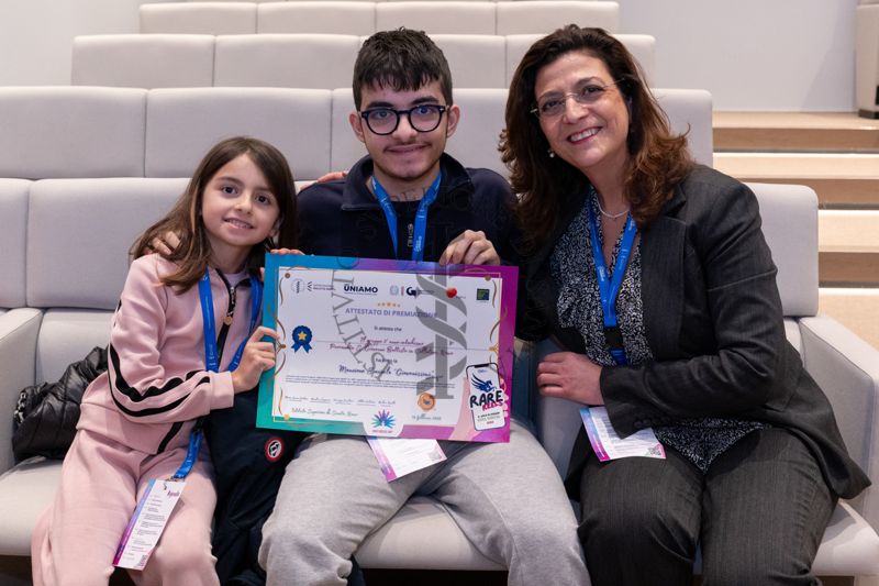 Un ragazzo del gruppo 2° anno catechismo Parrocchia San Giovanni in Collatino di Roma mostra l'attestato di premiazione