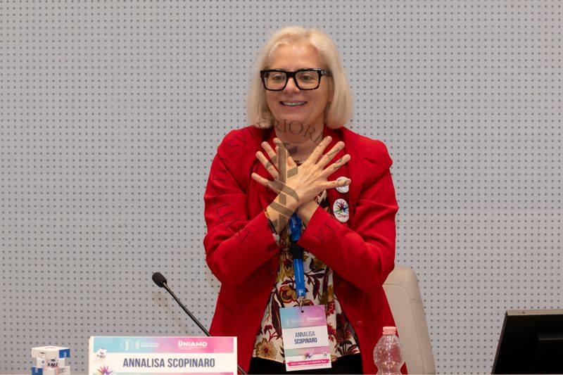 La Dott.ssa Annalisa Scopinaro, Presidente della Federazione Italiana Malattie Rare nel gesto di pace e speranza diventato simbolo delle giornate di "Arte e Scienza per le Malattie Rare"