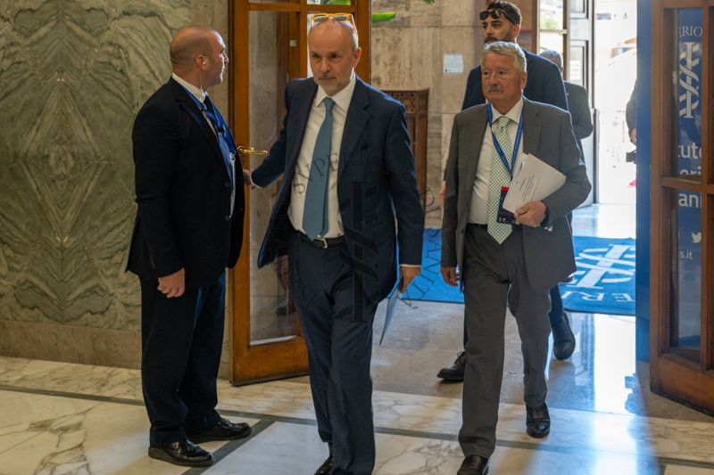 L'arrivo del Ministro della Salute, Orazio Schillaci (secondo da sinistra). Alle sue spalle, sulla destra, il Prof. Rocco Bellantone, Presidente dell'Istituto Superiore di Sanità