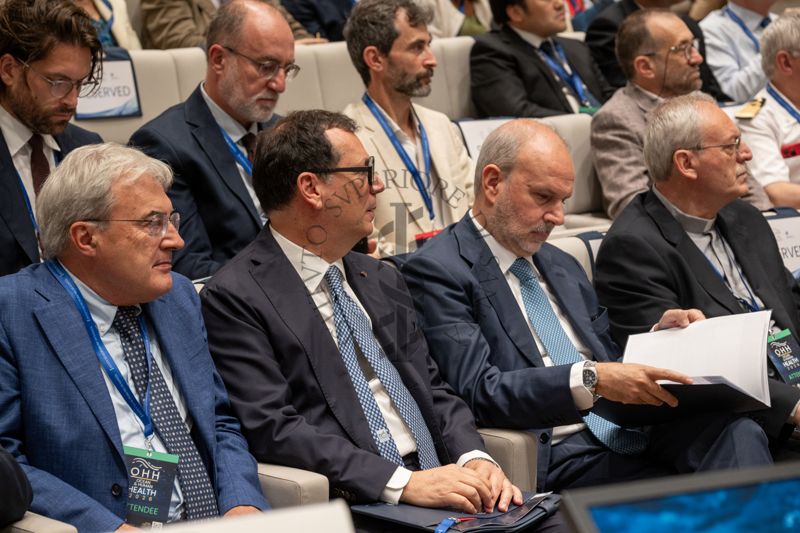 Il Dott. Andrea Piccioli, Direttore Generale dell'Istituto Superiore di Sanità (secondo da sinistra) e il Ministro della Salute, Orazio Schillaci (terzo da sinistra)