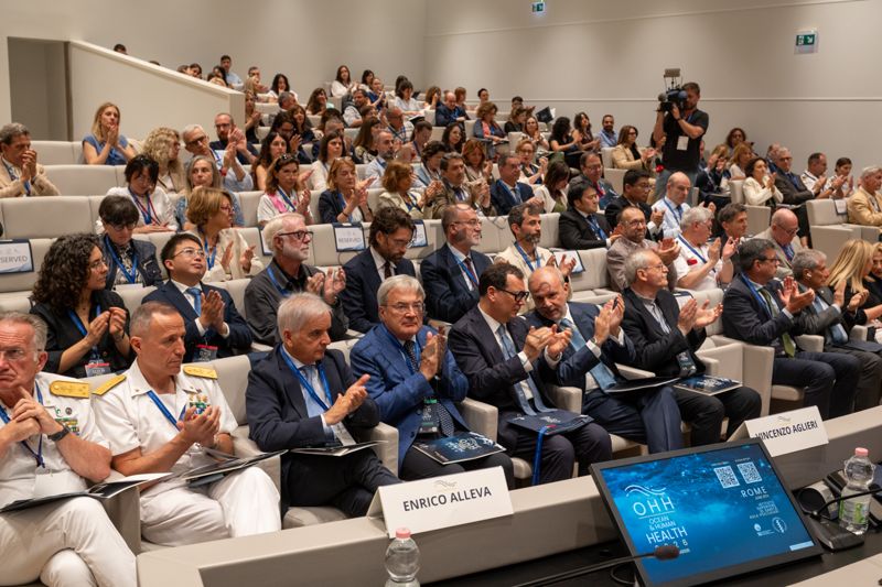 Panoramica sui partecipanti al Congresso "Ocean Human Health" dopo l'intervento del Prof. Rocco Bellantone, Presidente dell'Istituto Superiore di Sanità