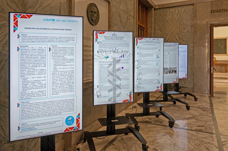 Totem all'ingresso dell'ISS che espongono informazioni sul convegno