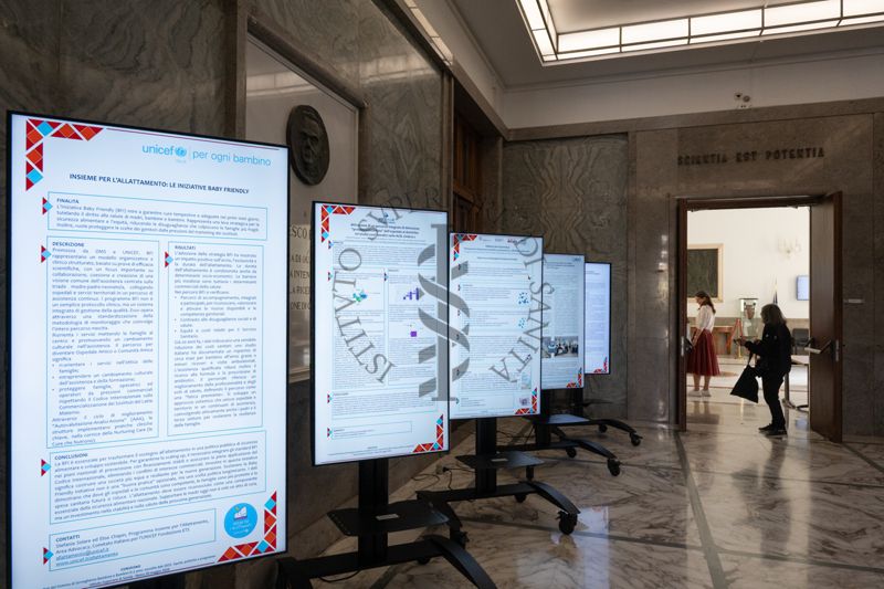 Totem all'ingresso dell'ISS che espongono informazioni sul convegno