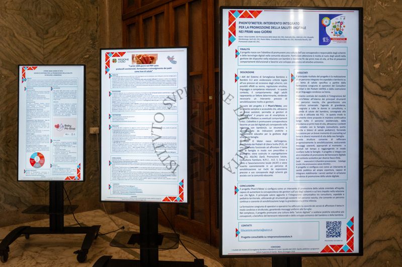 Totem all'ingresso dell'ISS che espongono informazioni sul convegno