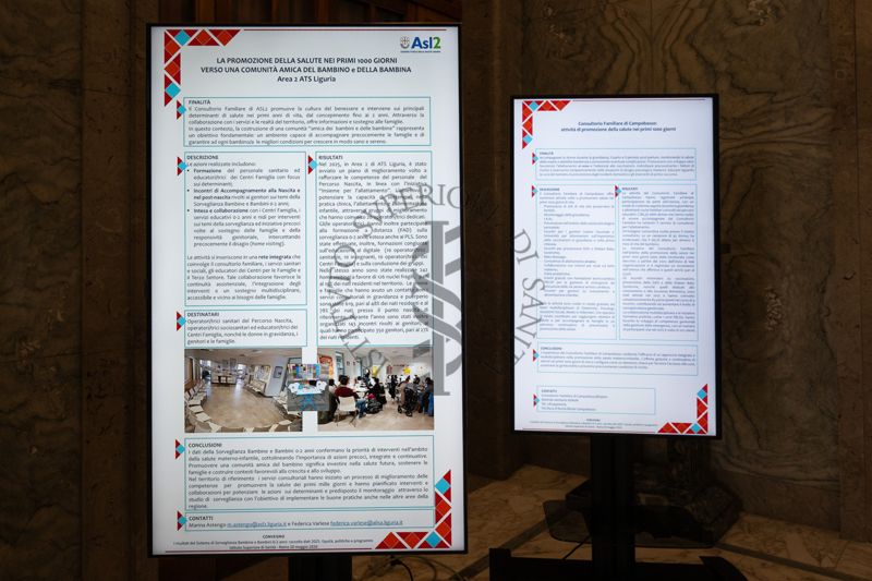 Totem all'ingresso dell'ISS che espongono informazioni sul convegno