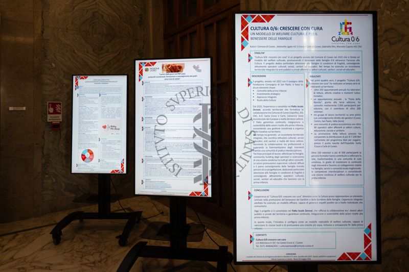 Totem all'ingresso dell'ISS che espongono informazioni sul convegno