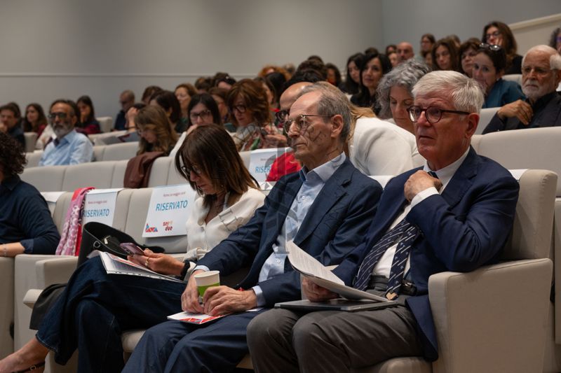 Auditori nell'Aula Magna dell'ISS, al centro è distinguibile Sir Michael Gideon Marmot, professore di epidemiologia e sanità pubblica presso l'University College di Londra e direttore dell'UCL Intitute of Health Equity