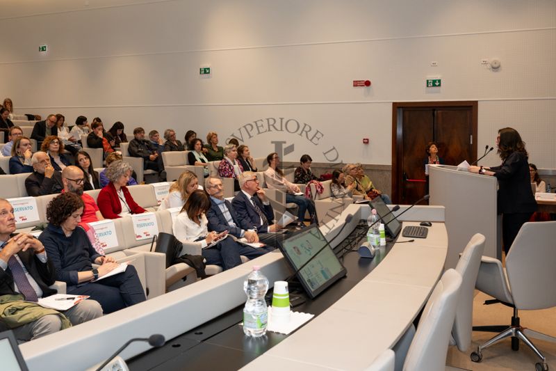 Auditori in Aula Magna dell'ISS durante l'intervento della Dott.ssa Enrica Pizzi ricercatrice del Centro Nazionale Prevenzione Malattie e Promozione della Salute (CNaPPS) dell'ISS