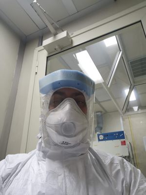 Antonello Amendola si appresta ad entrare nel laboratorio BSL3