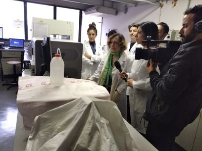 La Dr.ssa Alessandra Ciervo ed il suo gruppo per l'Emergenza Covid mostra i risultati dei test ad una troupe televisiva