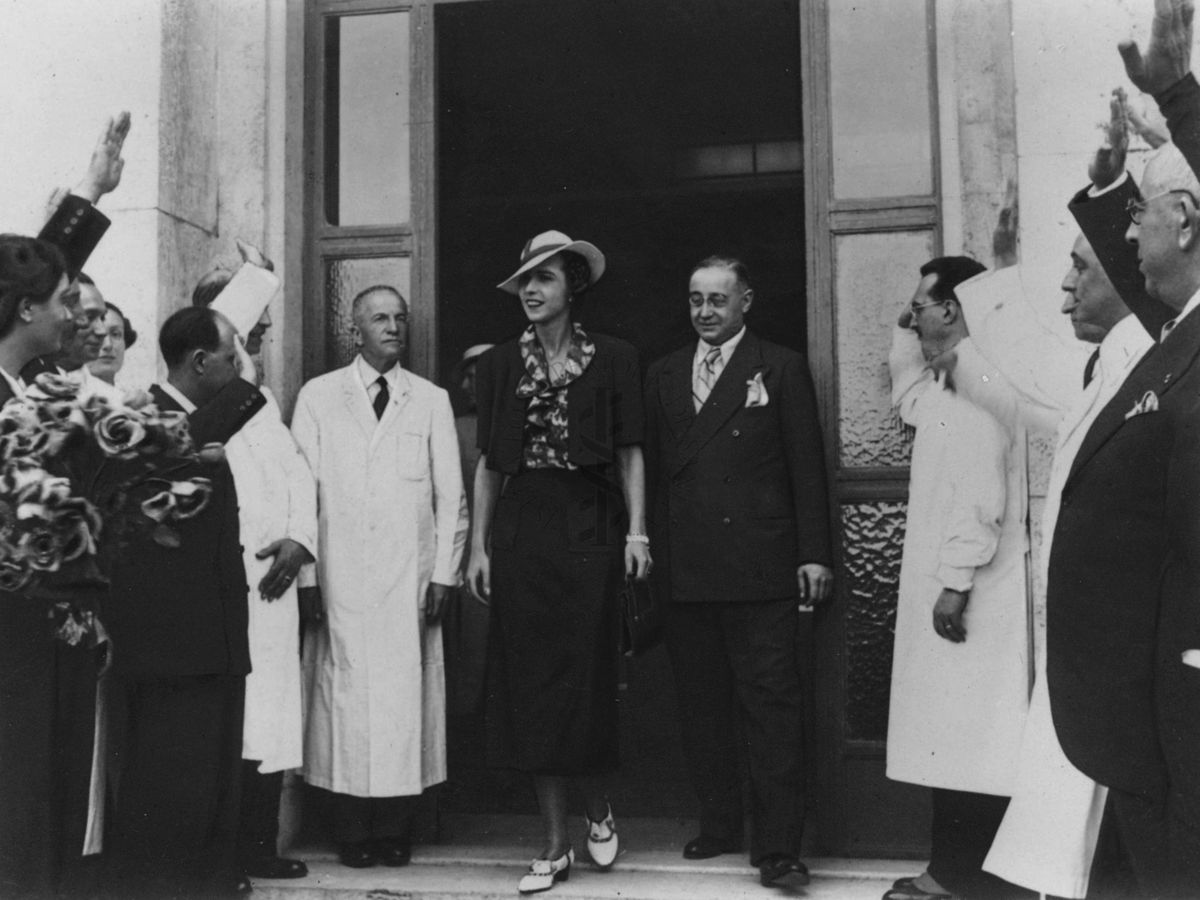 Dipendenti che salutano la Principessa di Piemonte davanti all'ingresso principale dell'Istituto di Sanità Pubblica