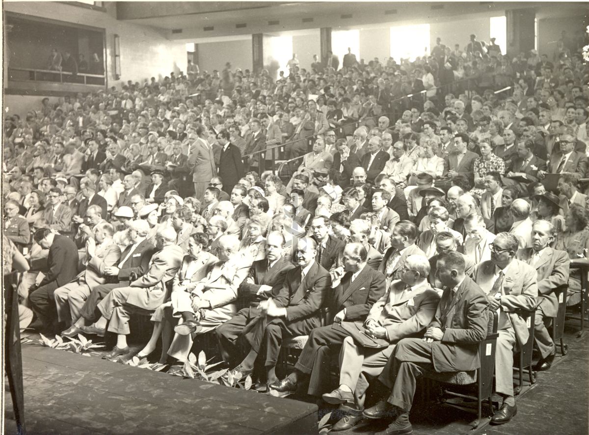 Ripresa dell'Aula Magna della Città Universitaria di Roma gremita di partecipanti al VI Congresso internazionale di microbiologia in occasione dell'inaugurazione