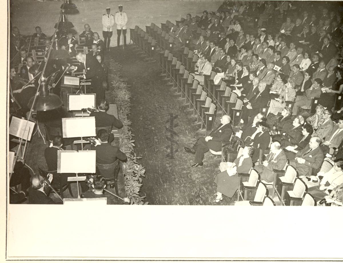 Ripresa dall'alto di parte del pubblico e dell'orchestra durante il Concerto tenuto nell'Aula Magna della Città Universitaria in occasione del Congresso