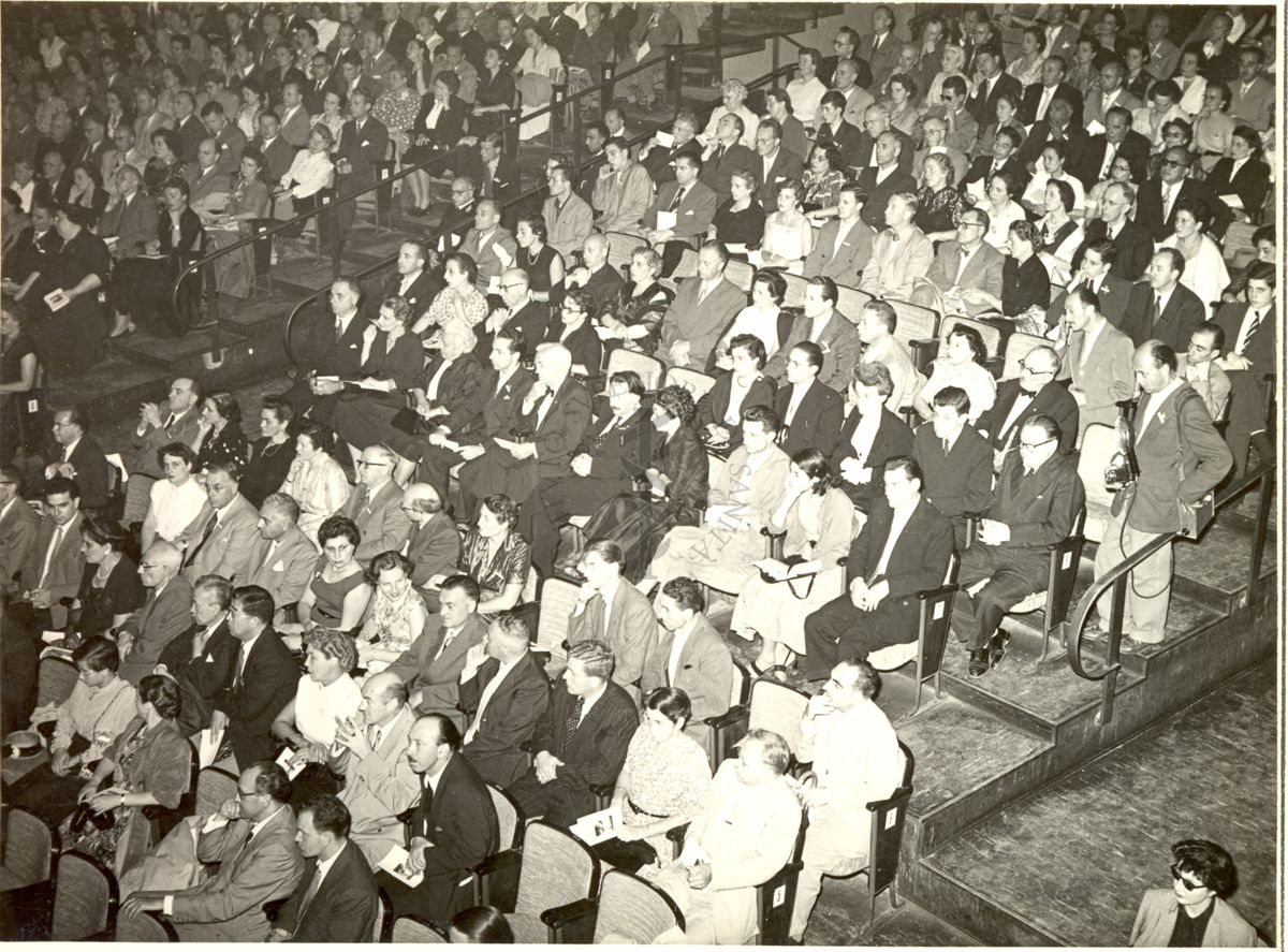 Ripresa di parte del pubblico durante il Concerto tenuto nell'Aula Magna della Città Universitaria in occasione del Congresso. Inquadrati: Prof Chain (quinta fila dal basso, quinta persona da destra), Dott. Penso (sesta fila dal basso, prima persona da destra)