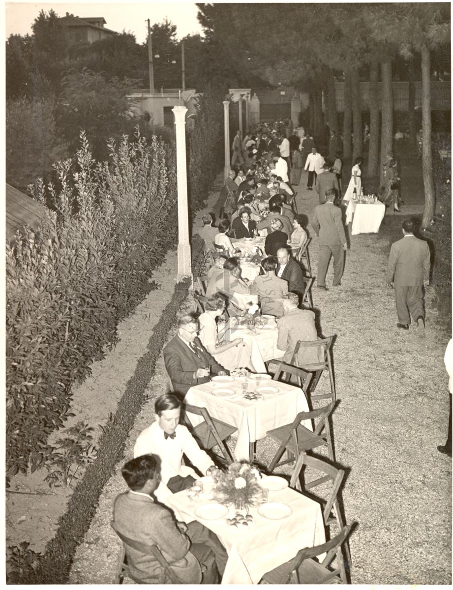 Ripresa dall'alto dei tavoli e degli invitati durante il ricevimento offerto dall'Istituto Superiore di Sanità nel giardino in occasione del congresso