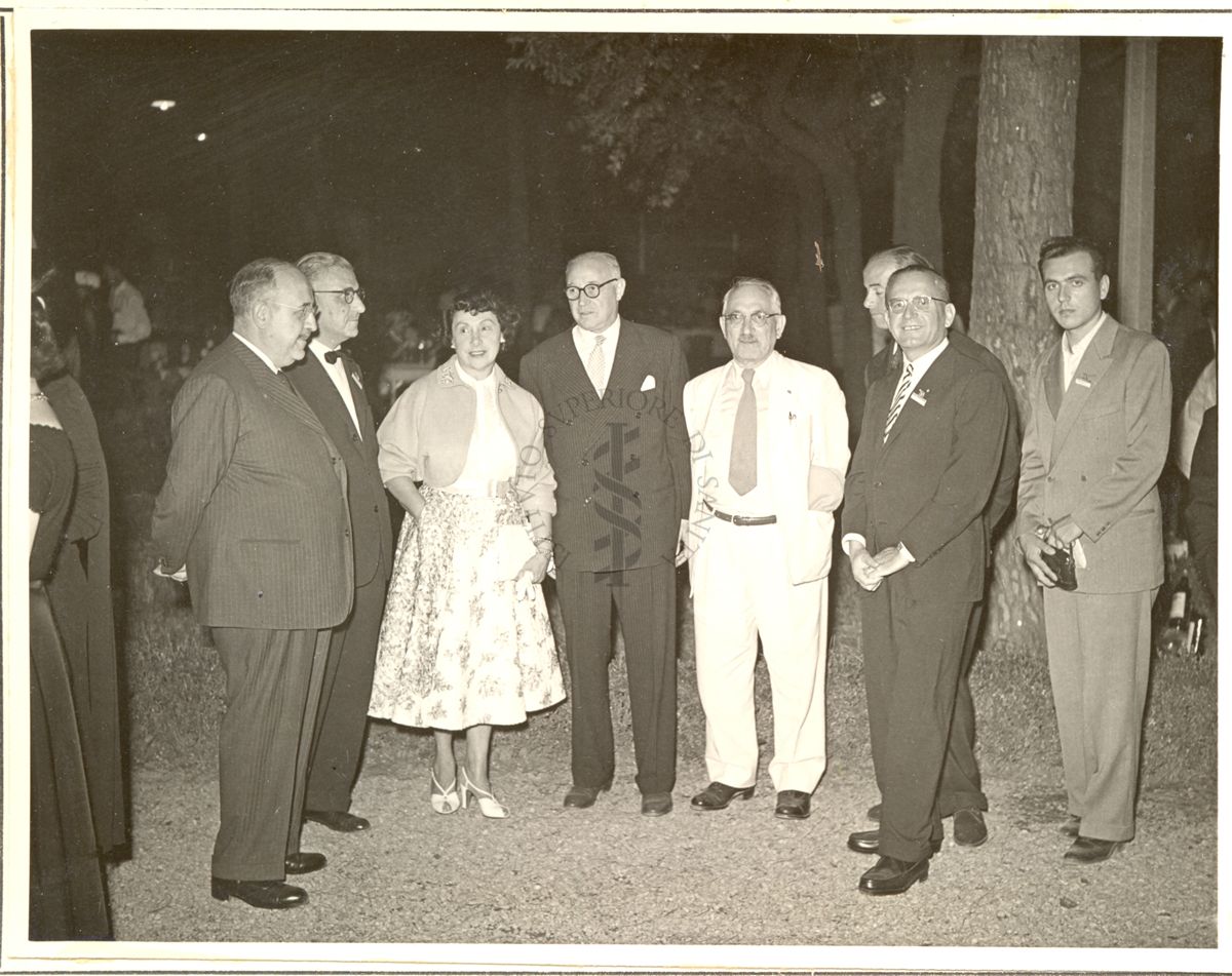 Foto di gruppo di alcuni partecipanti al ricevimento offerto dall'Istituto Superiore di Sanità nel giardino in occasione del congresso. Inquadrai: Prof. Marotta (quarto da sinistra) e Prof. Waksman (quinto da sinistra).