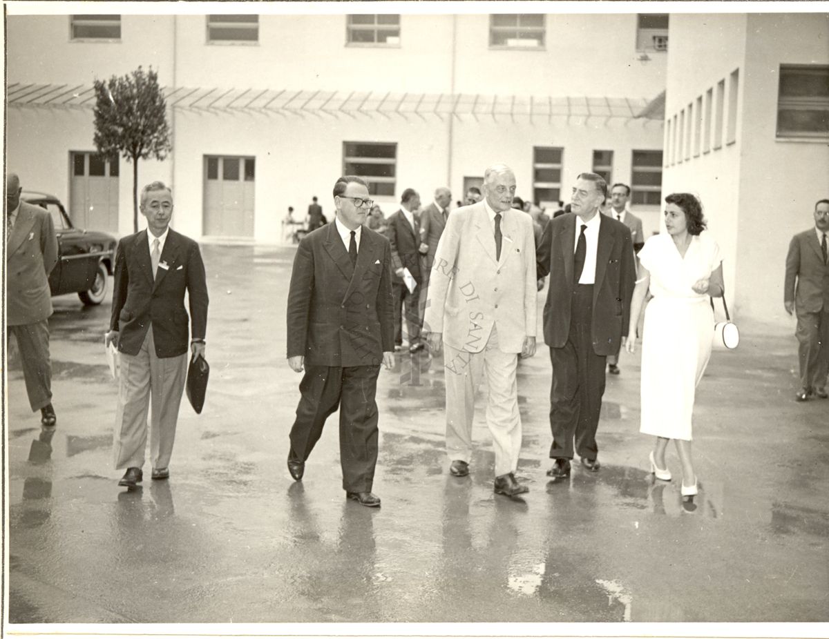 Da sinistra: Prof. Kimura, Dott. Penso, Prof. Kluyver e Dott. Alecce ripresi insieme ad altre persone durante la visita all'Istituto Farmacoterapico italiano in occasione del Congresso.