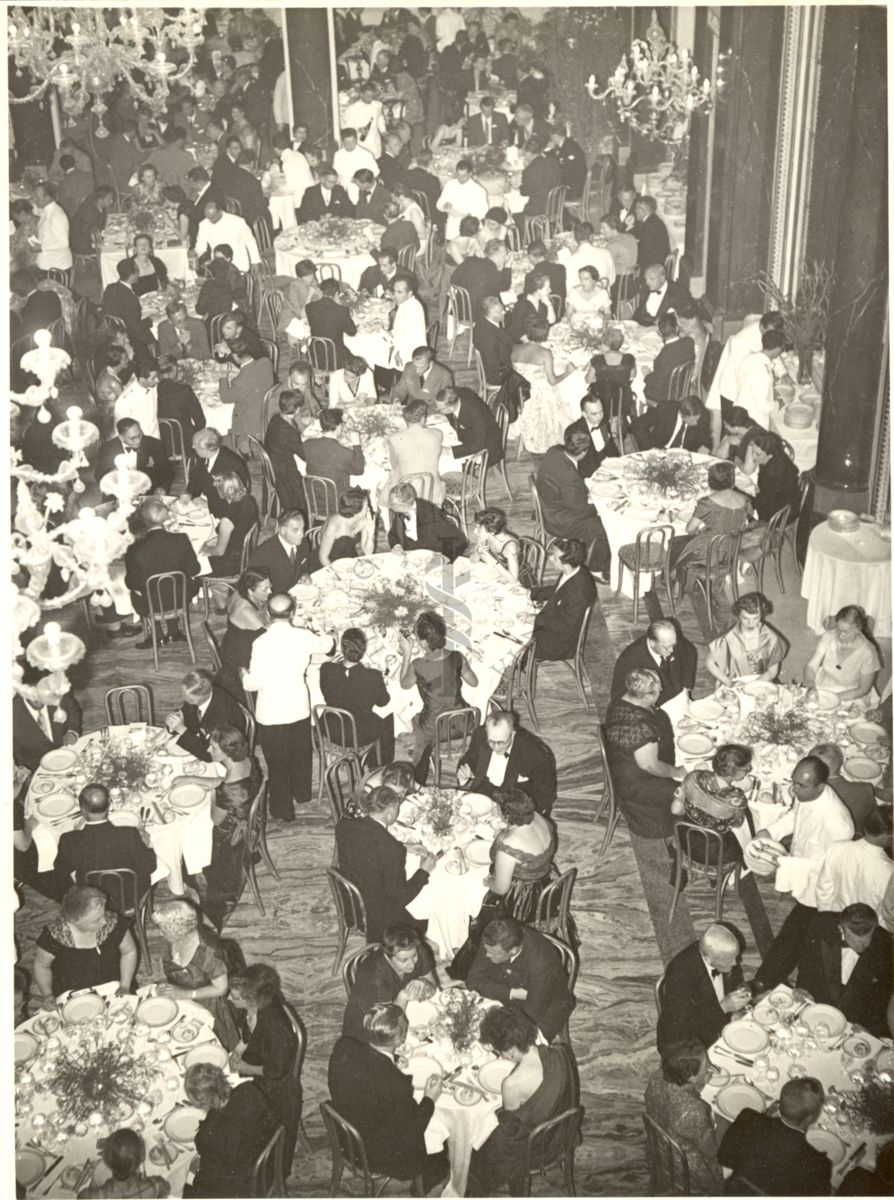 Ripresa dall'alto degli invitati seduti ai tavoli durante il pranzo al Grand Hotel di Roma in occasione del Congresso