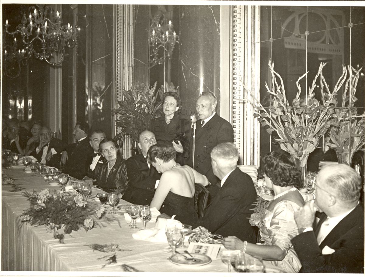 Ripresa del tavolo centrale durante il Pranzo al Grand Hotel di Roma in occasione del Congresso. Inquadrati: Prof. Chain (terzo da sinistra) e il Sindaco di Roma Rebecchini (al centro del tavolo)