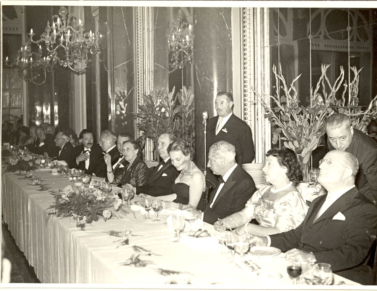 Il Prof. Redaelli ripreso al microfono dal dal tavolo centrale durante il Pranzo al Grand Hotel di Roma in occasione del Congresso. Inquadrati: il Sindaco di Roma Rebecchini (alla destra di Redaelli) e Prof. Chain (quarta persona alla destra di Rebecchini)