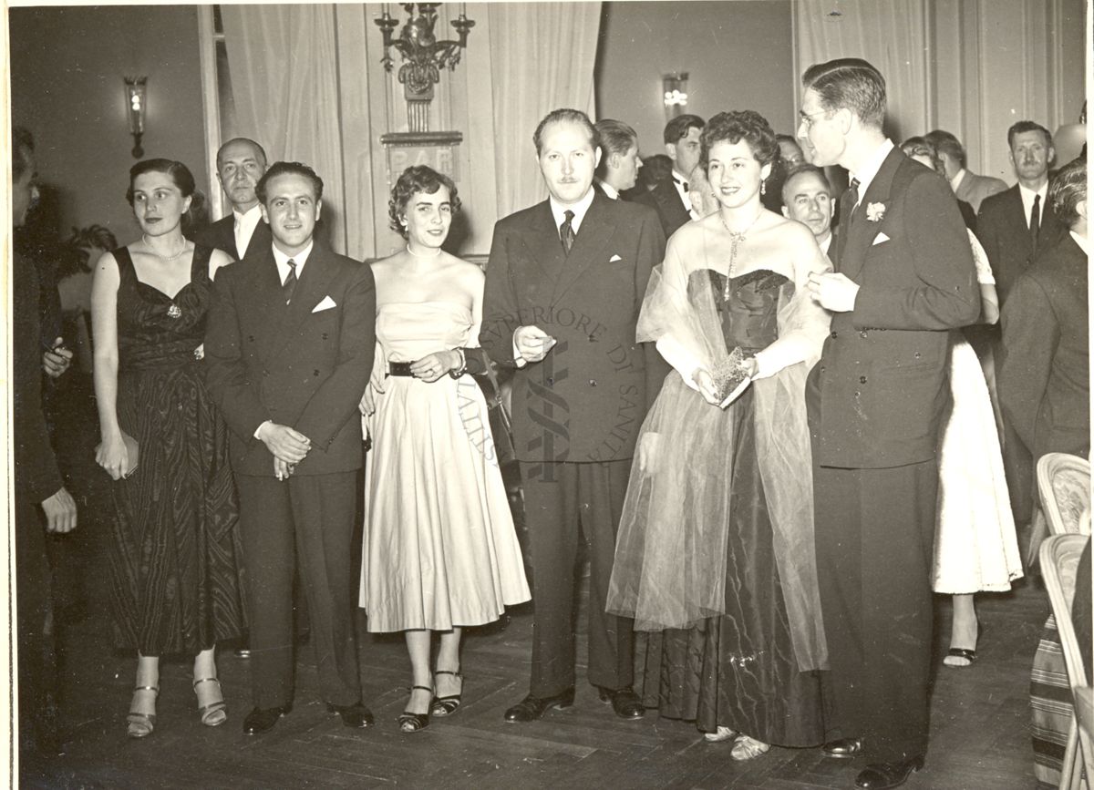 Foto di gruppo in occasione del pranzo tenuto al Grand Hotel durante il Congresso. Sullo sfondo altri invitati al pranzo,