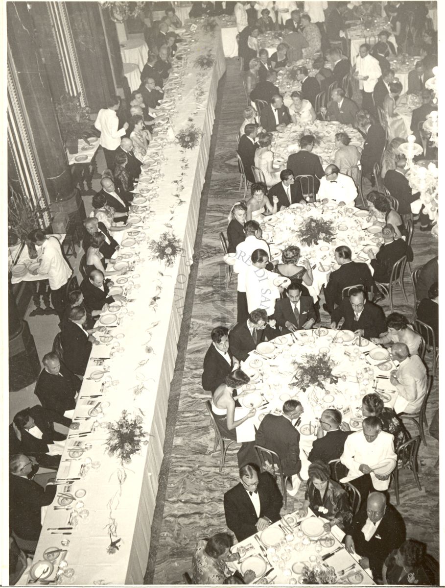 Ripresa dall'alto del tavolo centrale e parte della sala durante il pranzo tenuto al Grand Hotel in occasione del Congresso.