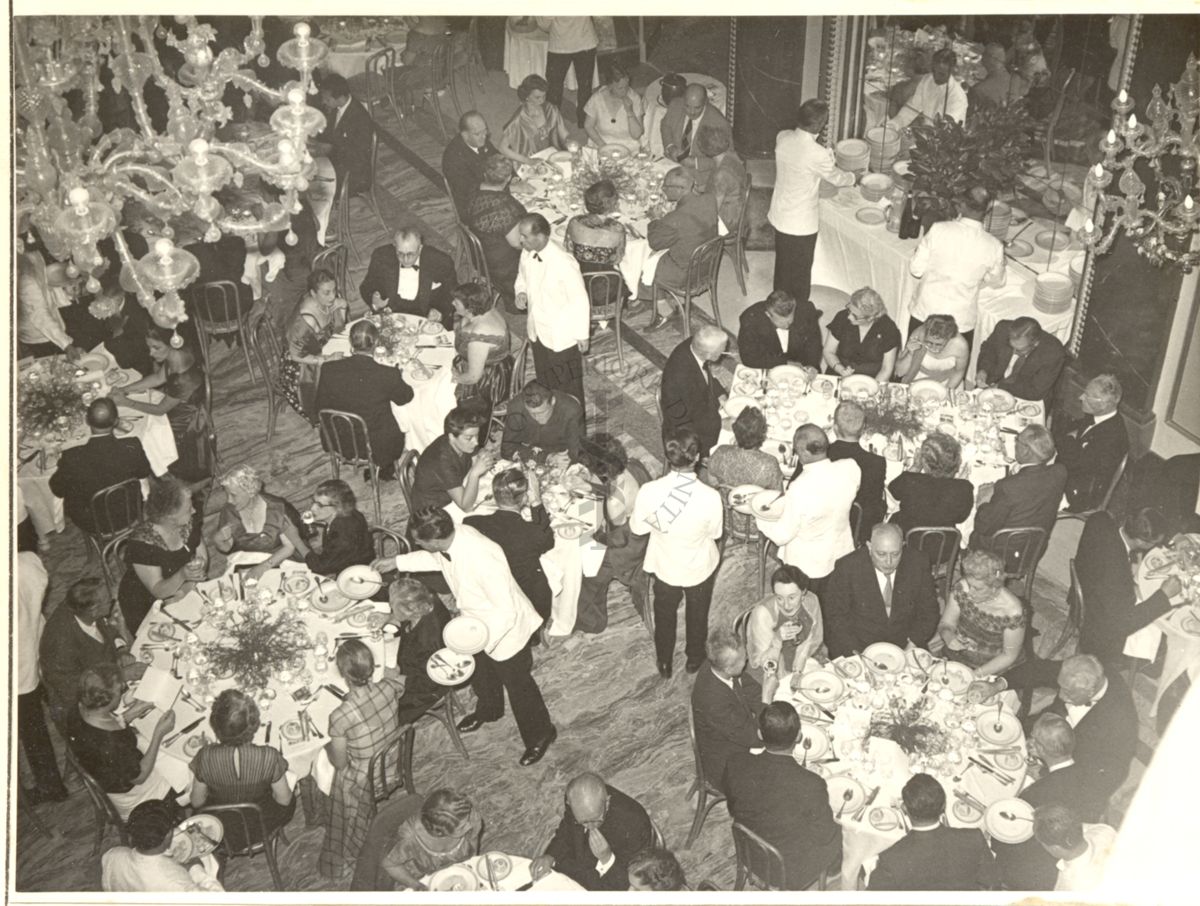 Ripresa dall'alto di parte della sala durante il pranzo tenuto al Grand Hotel in occasione del Congresso