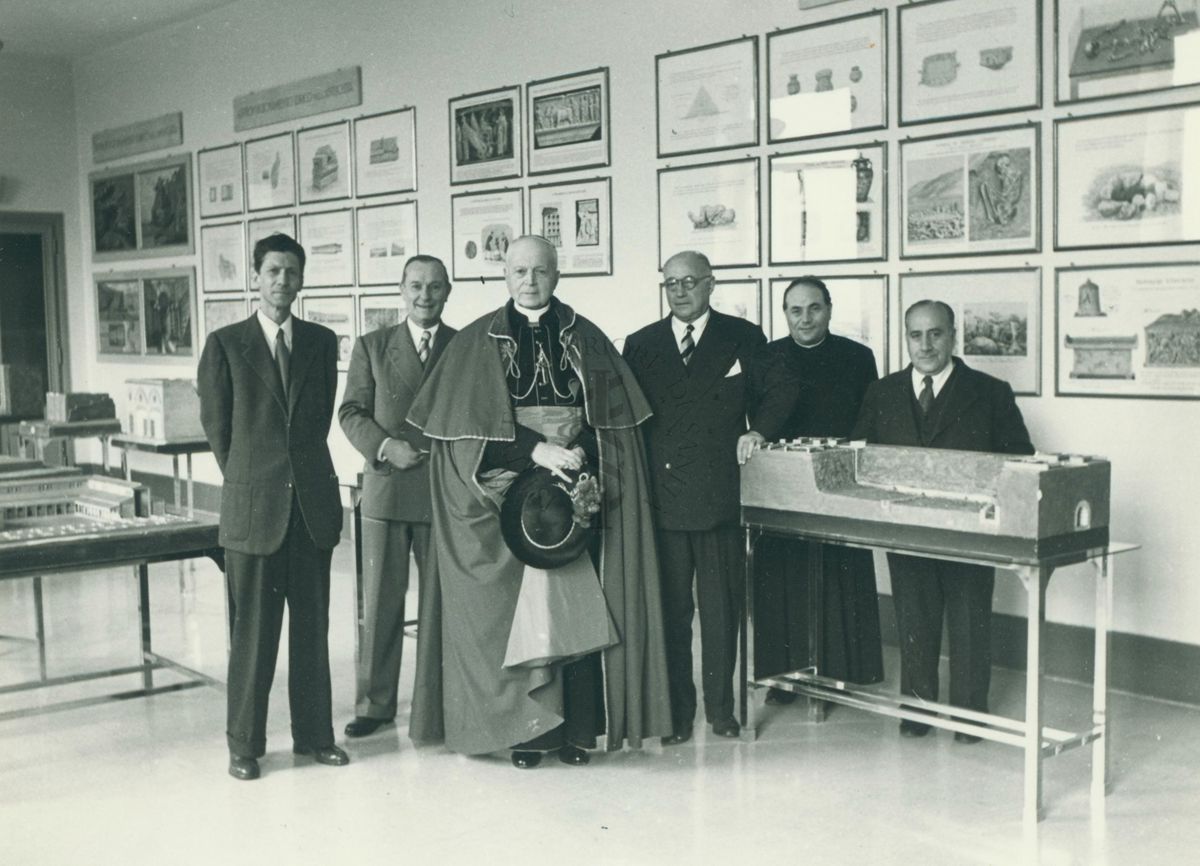 Foto di gruppo. Il Cardinale Federico Tedeschini tra il Dott. Massimo Pantaleoni (a sinistra) e  il Prof. Domenico Marotta (a destra)