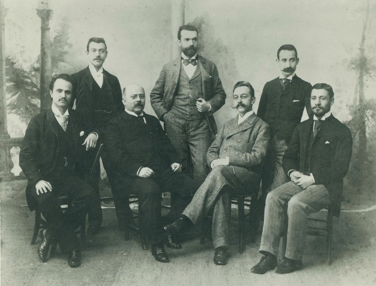 Gruppo di scienziati in posa, tra cui Emanuele Paternò