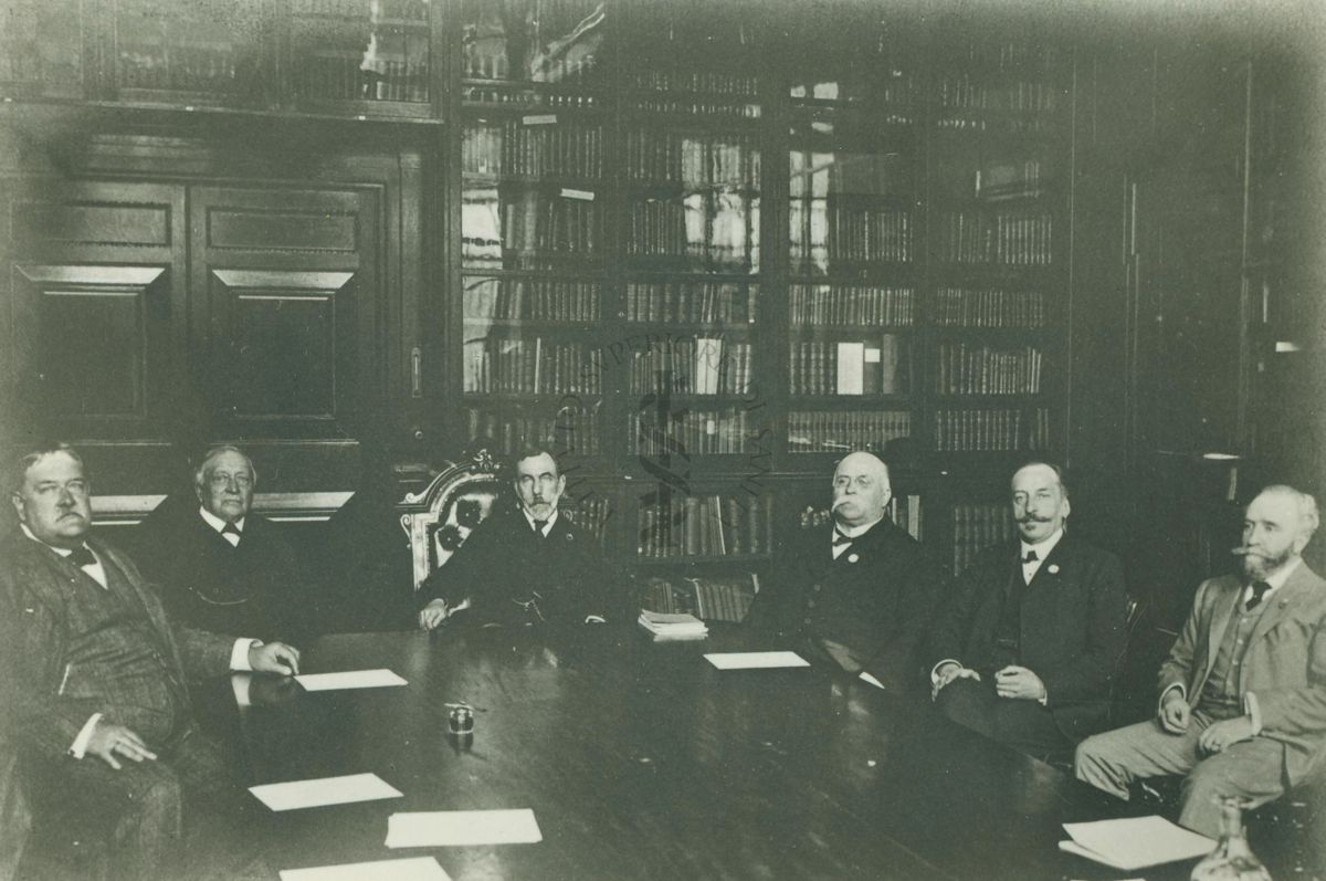 Gruppo di scienziati seduti in riunione