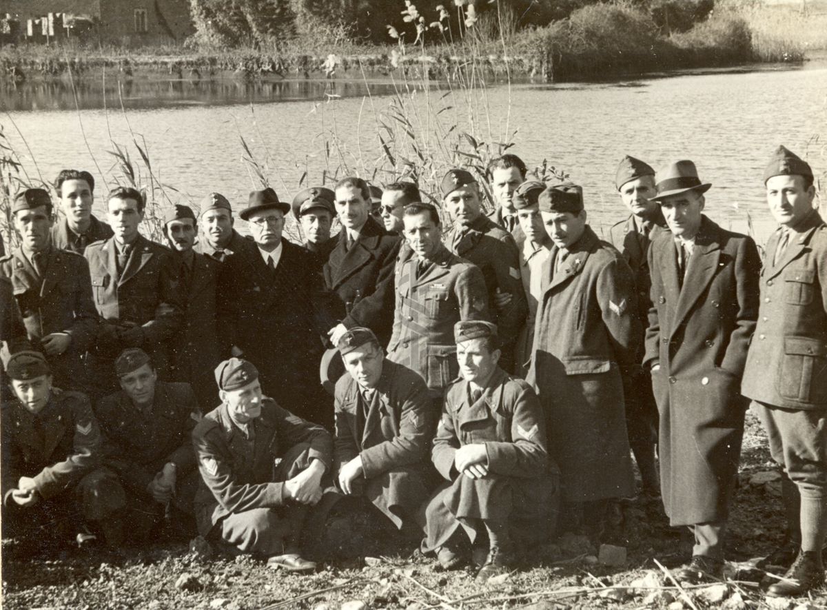 Sottufficiali della Sanità Militare, partecipanti a un corso di Malariologia, visitano Ninfa. Littoria. In compagnia del prof. Alberto Missiroli.