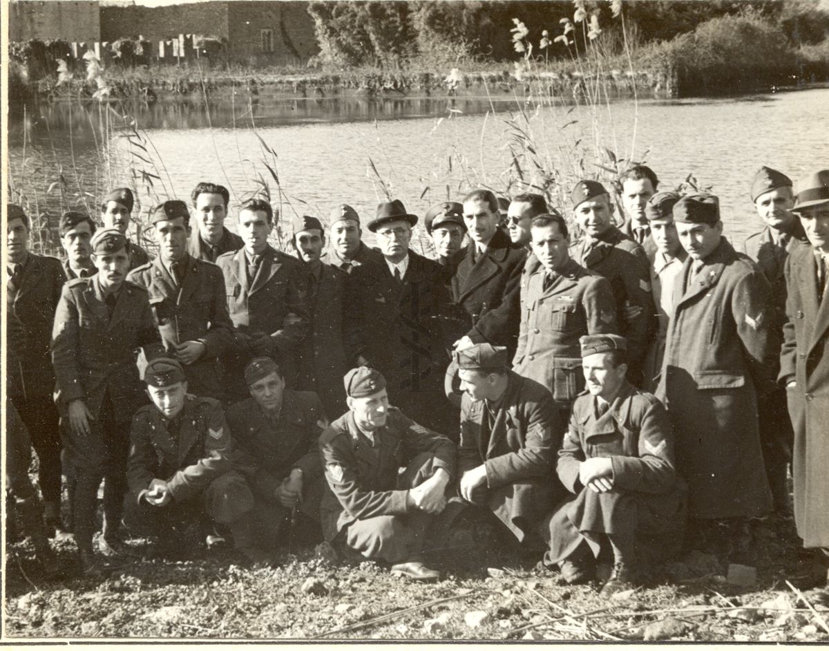 Sottufficiali della Sanità Militare, partecipanti a un corso di Malariologia, visitano Ninfa. Littoria.  In compagnia del prof. Alberto Missiroli.