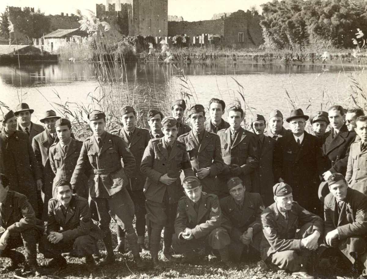 Sottufficiali della Sanità Militare, partecipanti a un corso di Malariologia, visitano Ninfa. Littoria.  In compagnia del prof. Alberto Missiroli.