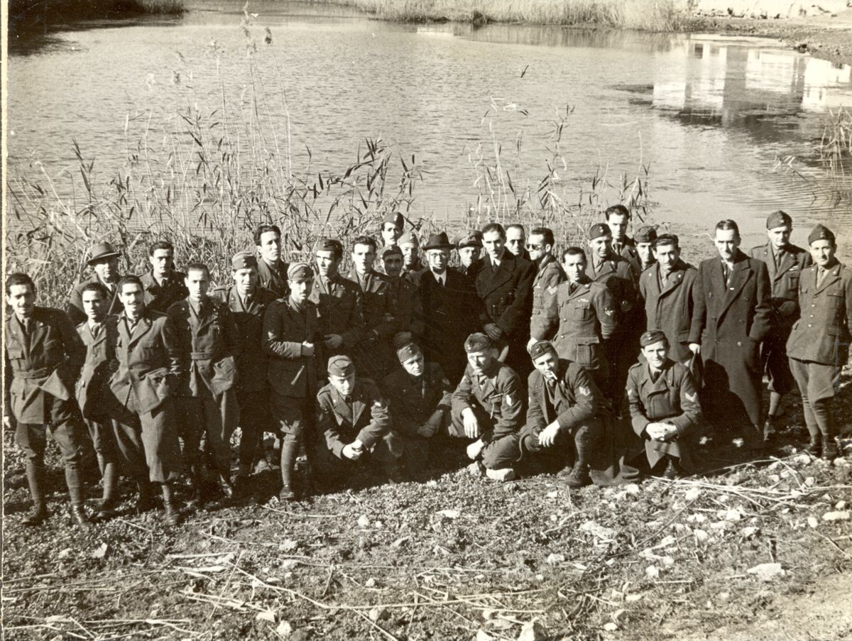 Sottufficiali della Sanità Militare, partecipanti a un corso di Malariologia, visitano Ninfa. Littoria. In compagnia del prof. Alberto Missiroli.