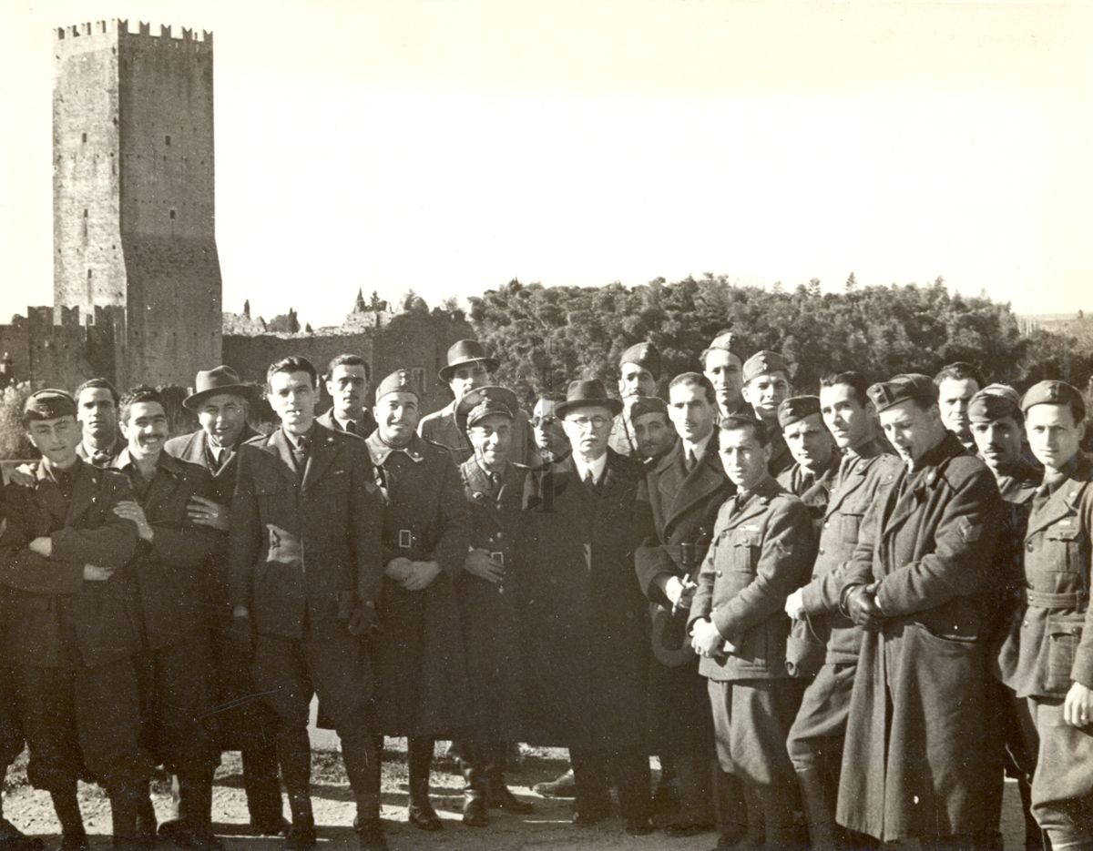 Sottufficiali della Sanità Militare, partecipanti a un corso di Malariologia, visitano Ninfa. Littoria. In compagnia del prof. Alberto Missiroli.