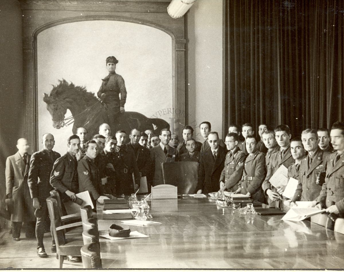 Sottufficiali della Sanità Militare, partecipanti a un corso di Malariologia, visitano il Palazzo Podestarile di Littoria.