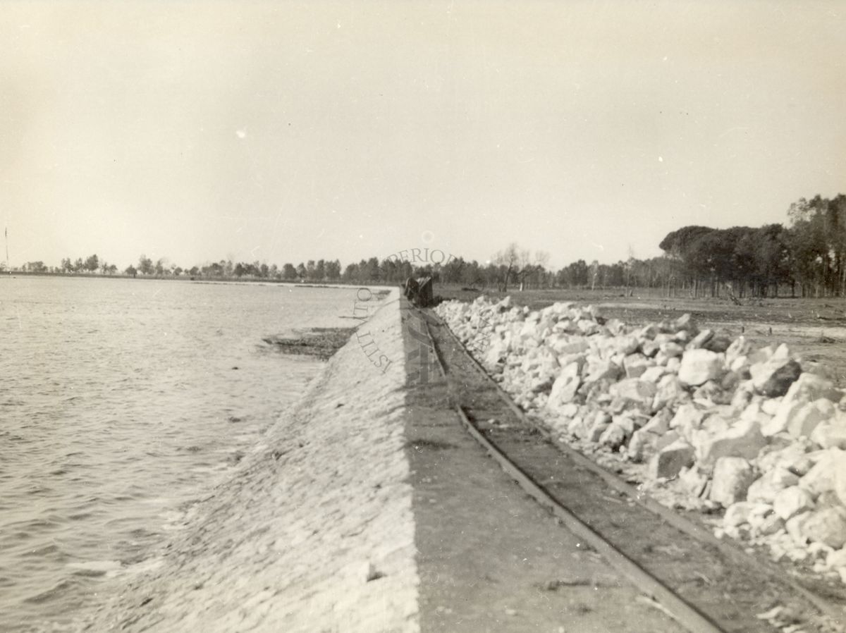 Lavori in muratura, agli argini del Lago di Fogliano. Littoria.