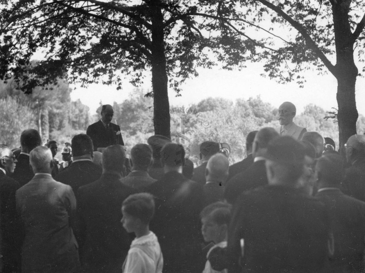 Pubblico che assiste all'inaugurazione del busto di Angelo Celli al parco del Pincio (Roma)