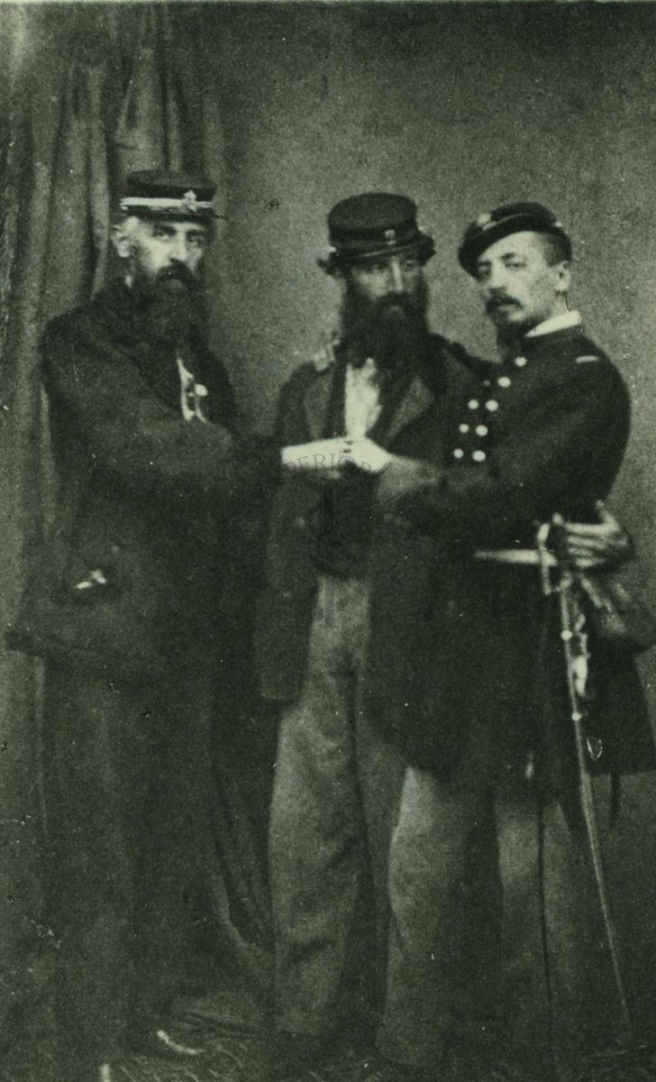 Raffigurazione di Vincenzo Nitti (padre di Francesco Saverio Nitti), a sinistra, e i fratelli Giuseppe e Raffaele militi della Guardia Nazionale per vendicare il padre e stroncare il brigantaggio. 1862