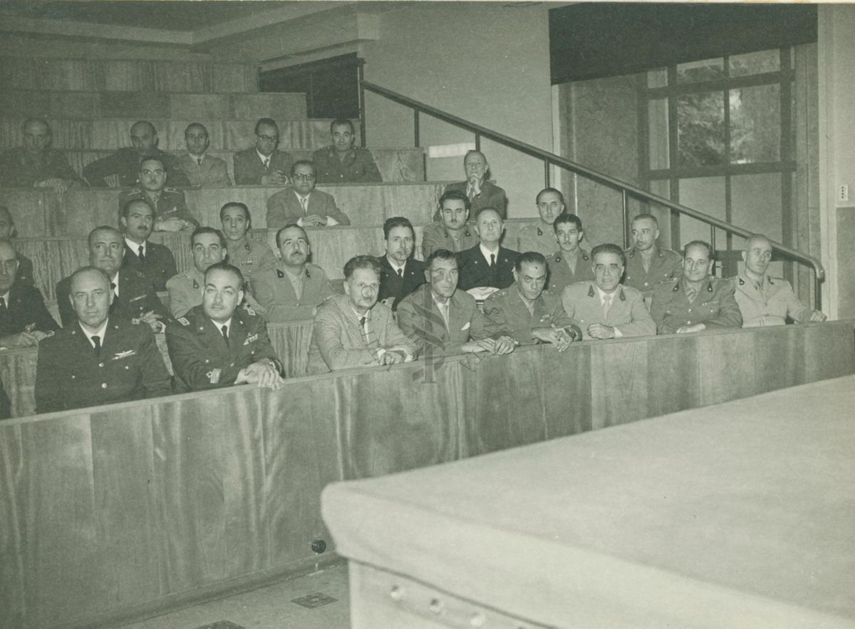 Alcuni Ufficiali partecipanti al Corso, in un'aula dell'Istituto Superiore di Sanità