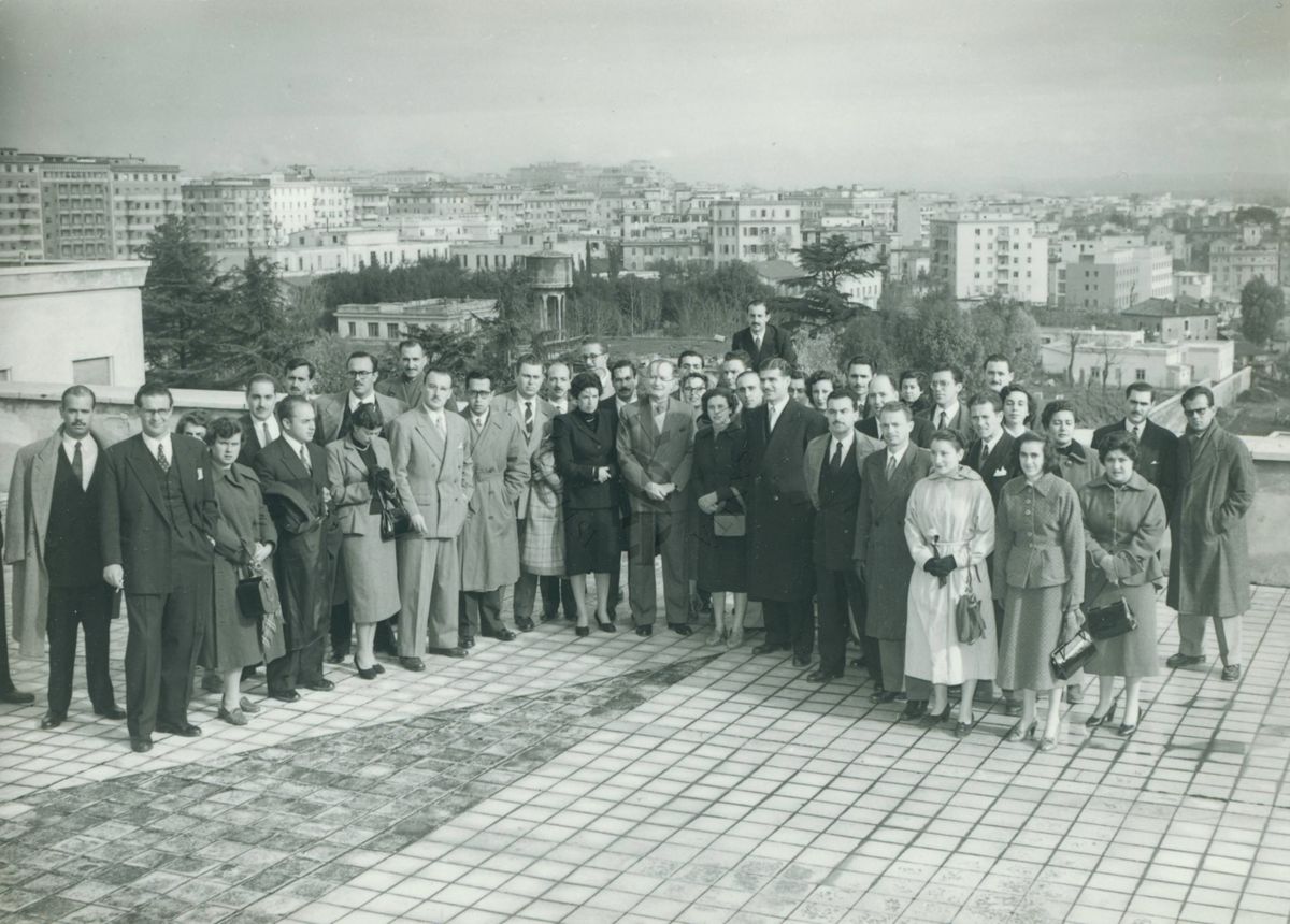 Foto di gruppo sulla terrazza dell'edificio principale dell'Istituto Superiore di Sanità con panorama sulla città in direzione di Piazza Bologna. Al centro il Dott. Pantaleoni
